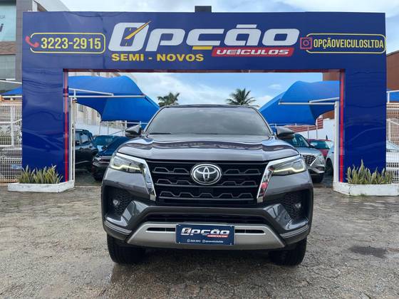 TOYOTA HILUX SW4 2.8 D-4D TURBO DIESEL SRX 7L 4X4 AUTOMÁTICO
